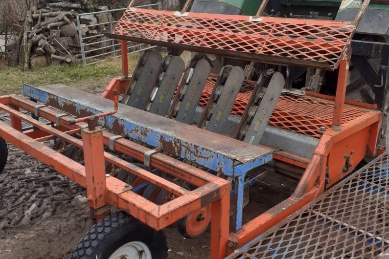 used-ferrari-5-row-f-planter